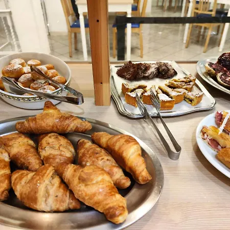 Отель Adria - Colazione Fino Alle 12