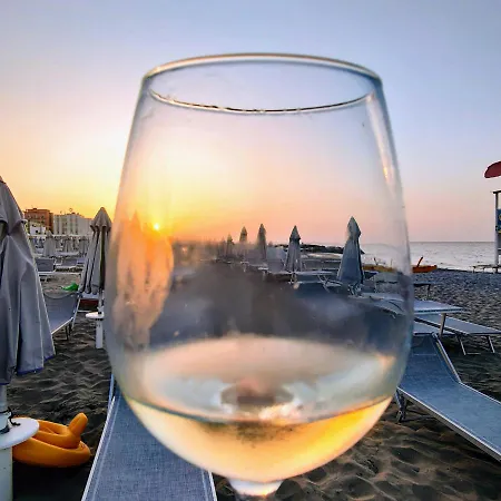 Adria - Colazione Fino Alle 12 3* 米萨诺阿德里亚蒂科